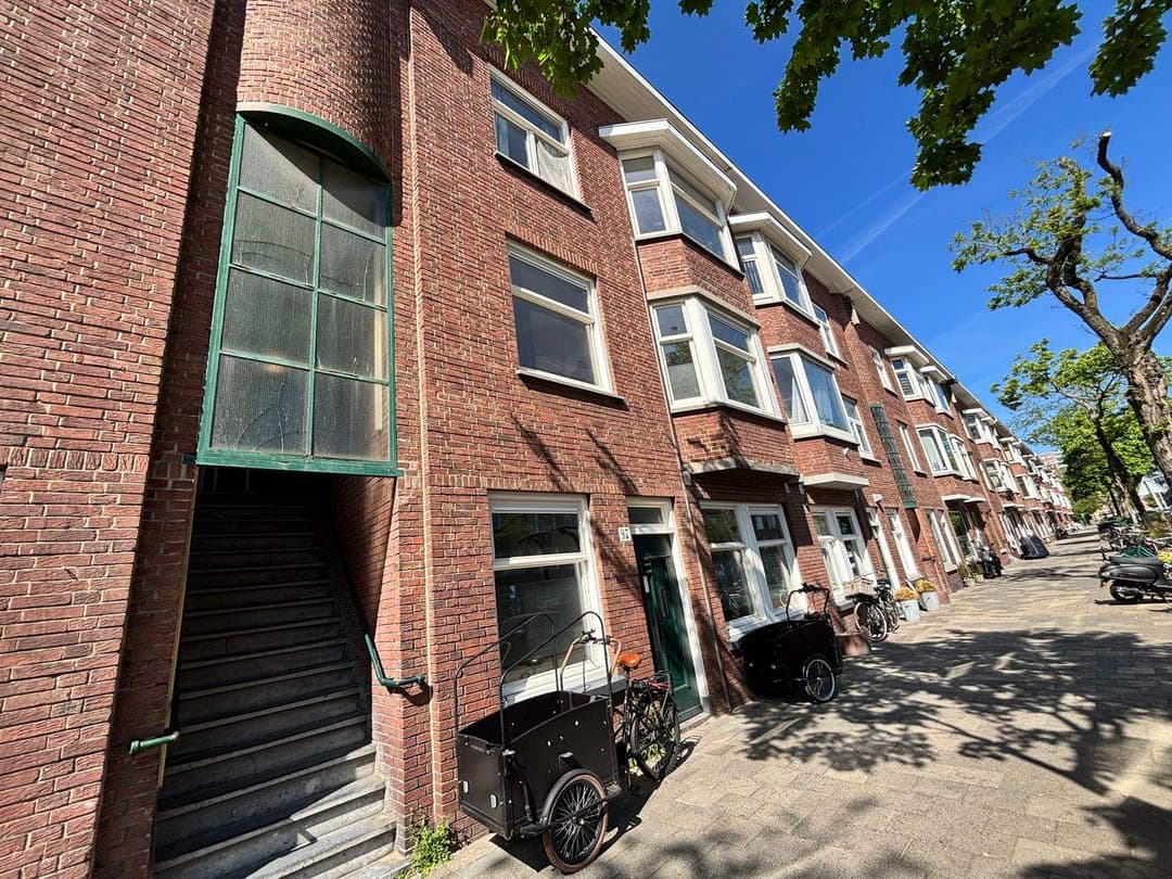 Appartement op de bovenverdieping De Genestetlaan 101, Den Haag - Te huur
