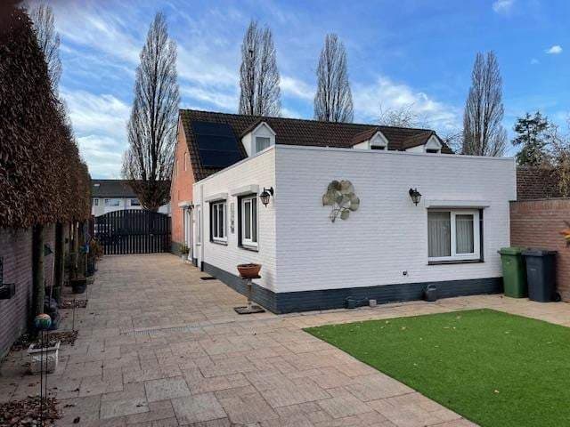 House Stijn Streuvelslaan, Deurne - For Rent