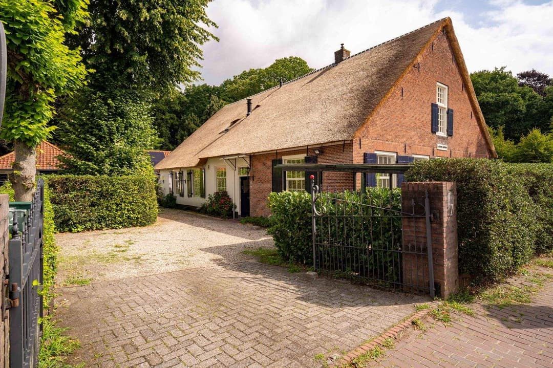 Eemnesserweg 71, Laren - Parte de una granja monumental con techo de paja (Laren Hoven)