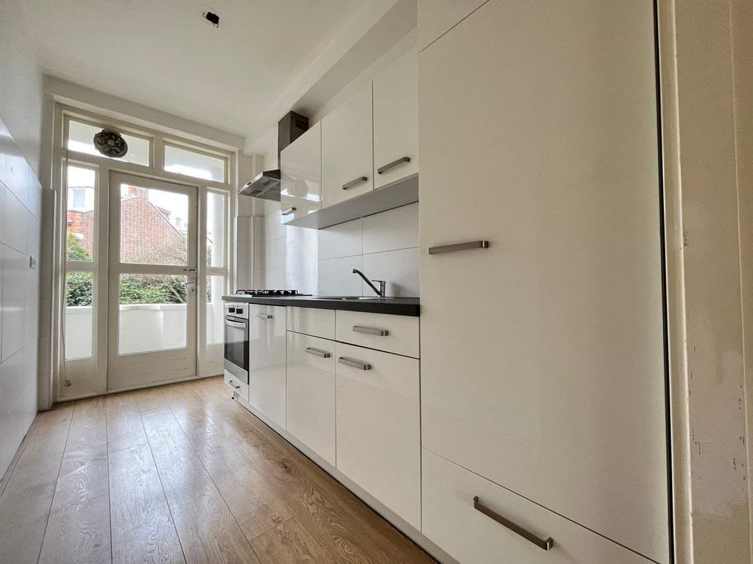 Appartement aan de Veenendaalkade 89, Den Haag - Te huur