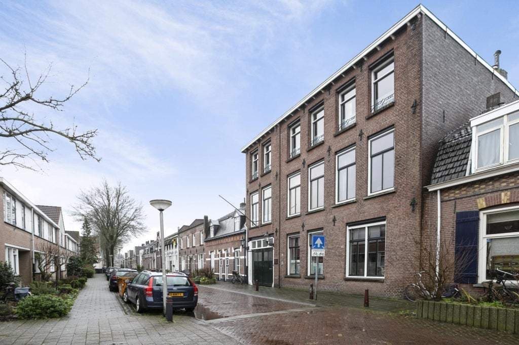 Flat Jan Aartestraat, Tilburg - Furnished Upper-Floor Apartment