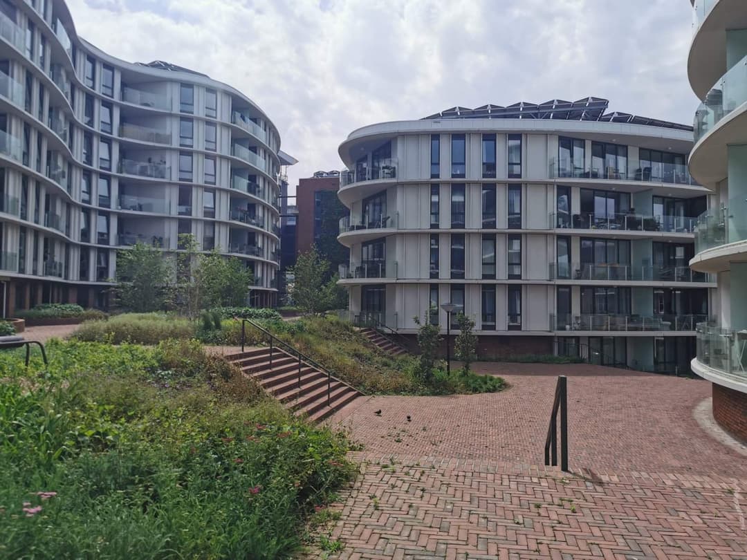 Vrouwengelukhof 1, Amsterdam — 2-Zimmer-Wohnung mit Parken