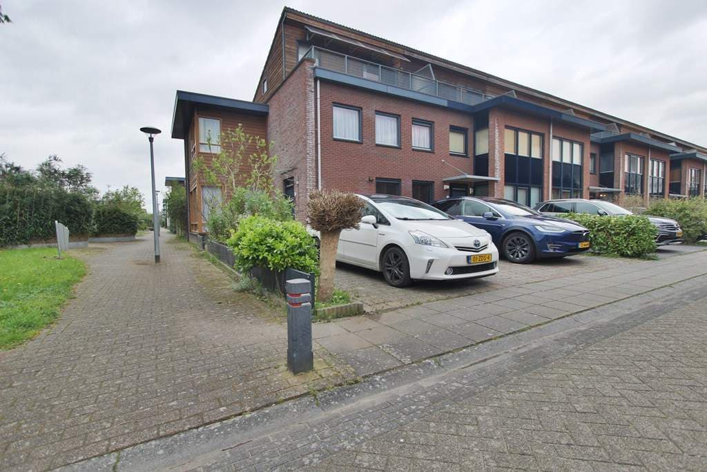 Corner House Delacroixstraat, Almere - For Rent