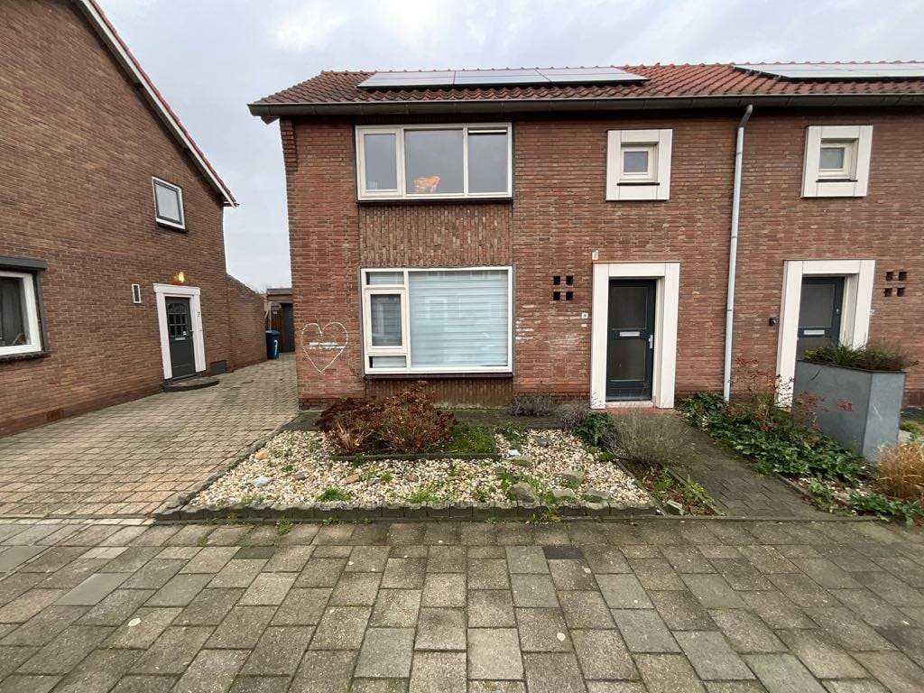 Tussenwoning Prins Bernhardlaan, Dirksland - For Rent