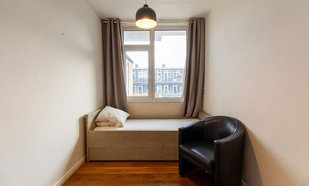 Kamer in Veenendaalkade, Den Haag - Te Huur