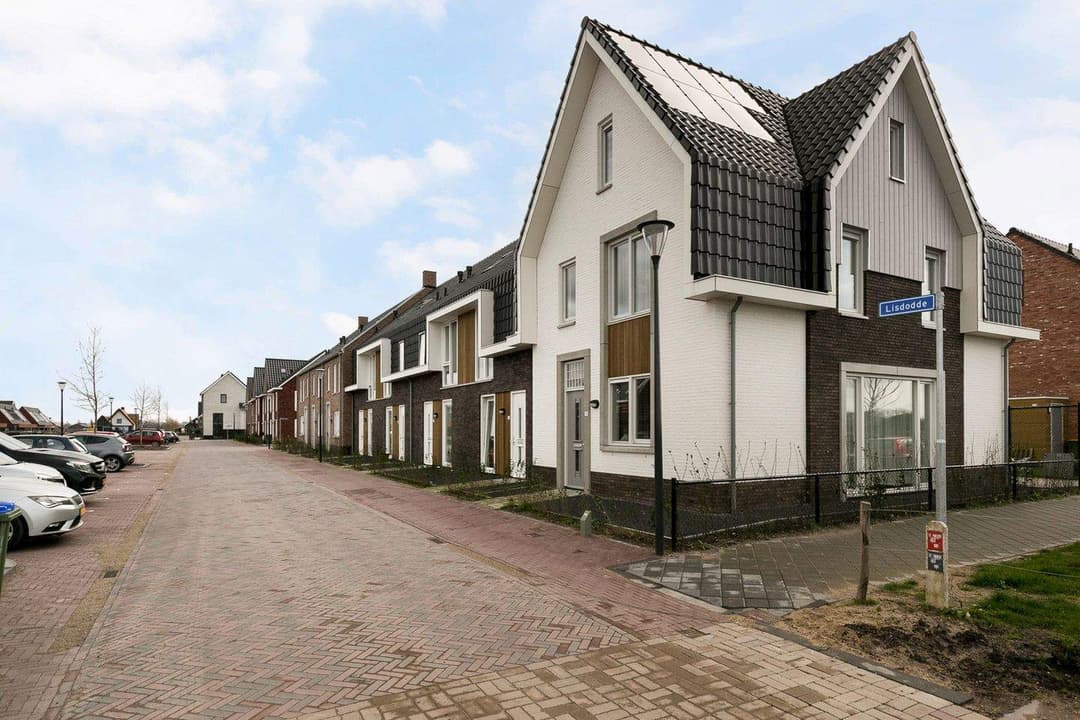 Lisdodde 12, Veenendaal - Mid-terrace House