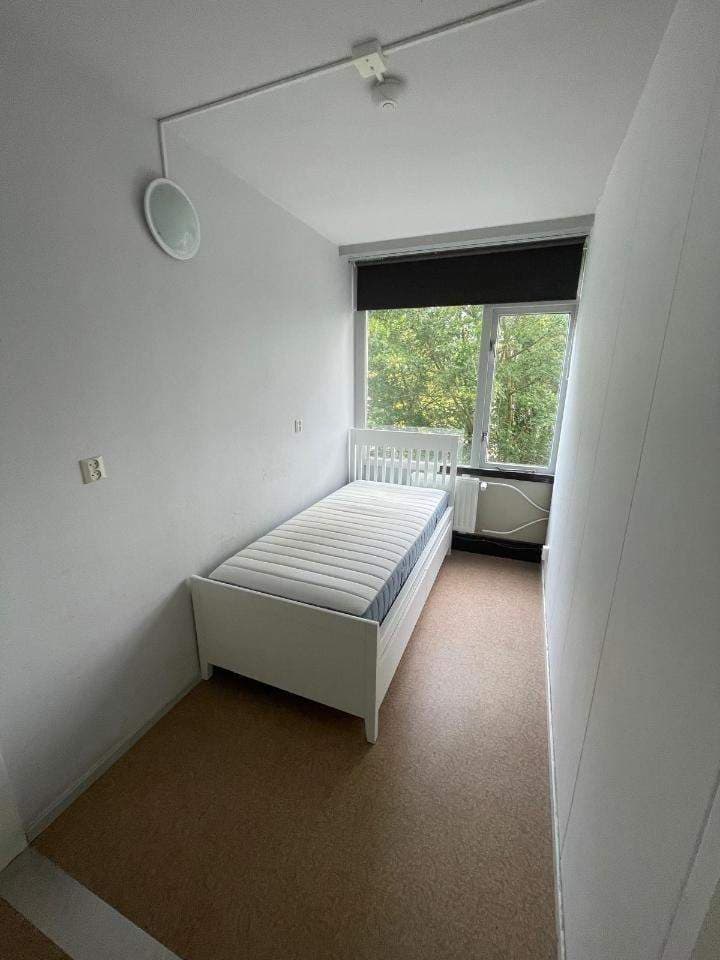 Kale Kamer Te Huur - Montgomerylaan, Delft