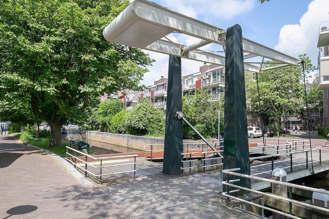 Dit 2-slaapkamerappartement is gelegen aan Steenhouwerskade 132 in Groningen, binnen het Zuiderhavenring II-complex en op loopafstand van het stadscentrum en Groningen Centraal Station.