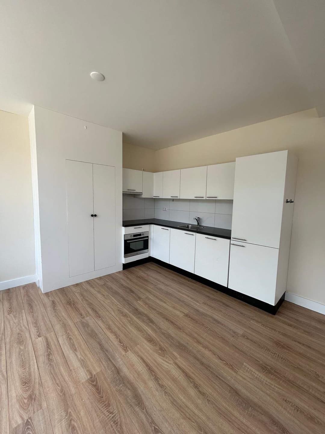 Flat Pleinweg 8-B, Rotterdam - For Rent