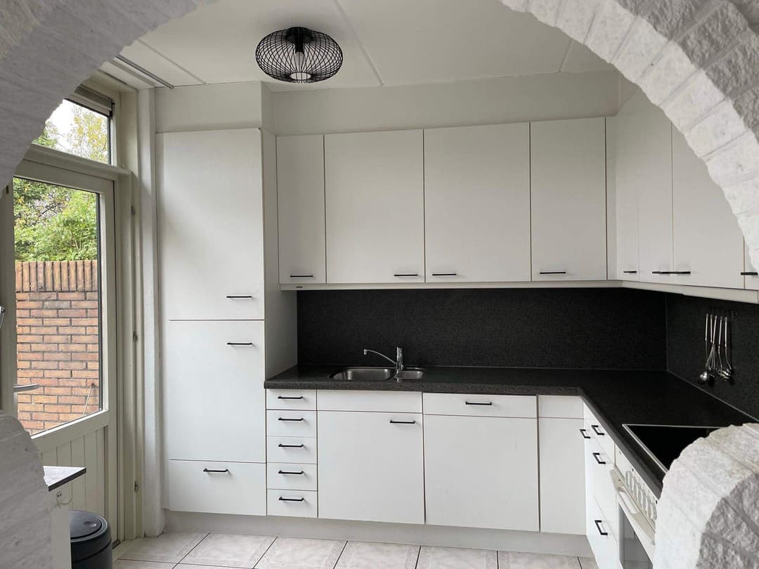 Unfurnished Attic Room on Dreef, Aalsmeer - For Rent