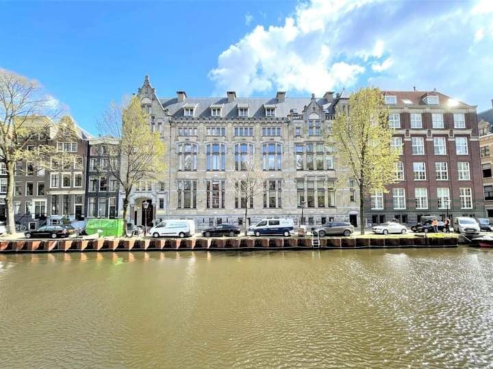 Dit luxe appartement is gesitueerd in het imposante gebouw 'Den Grooten Heer' aan de Herengracht in Amsterdam.