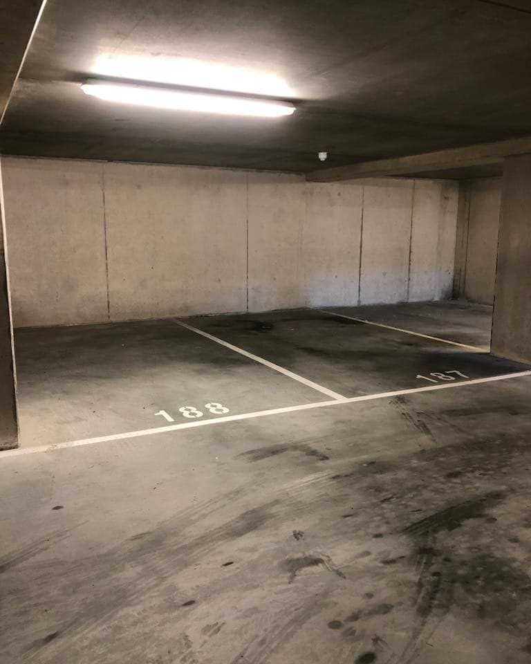 Parkeerplaats Dr. Lelykade, Den Haag - Te Huur