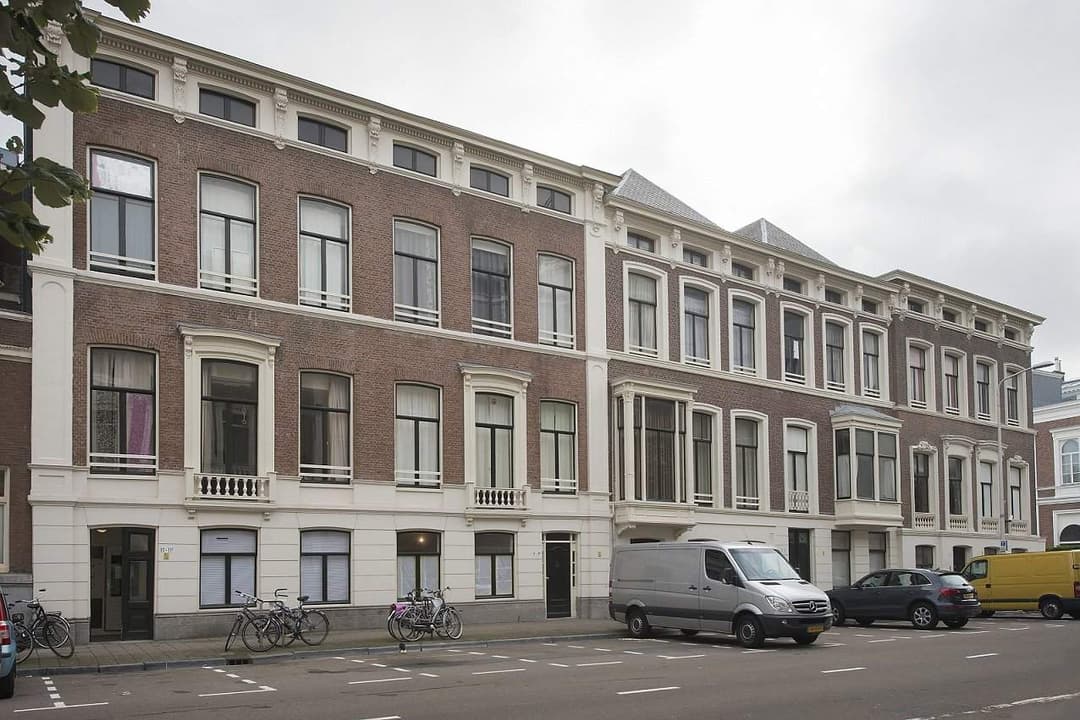 Self-contained studio at Burgemeester van Karnebeeklaan, Den Haag - For Rent