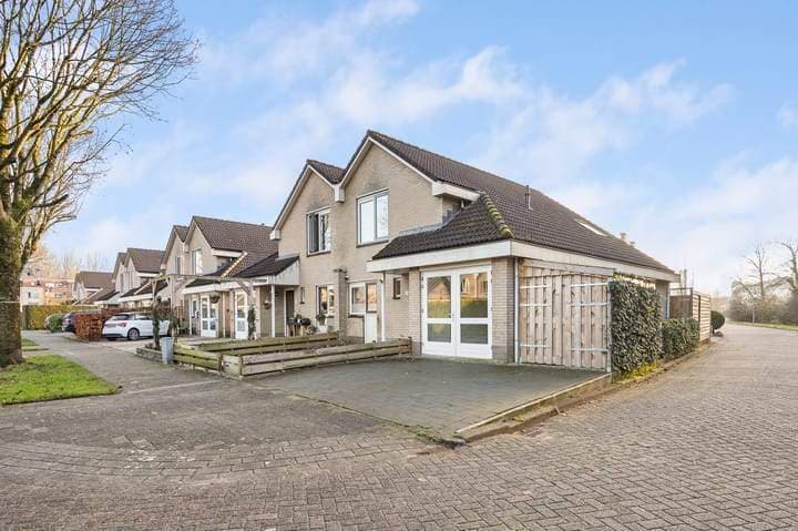 Maison toit plat de 2 niveaux à Dronten - À louer