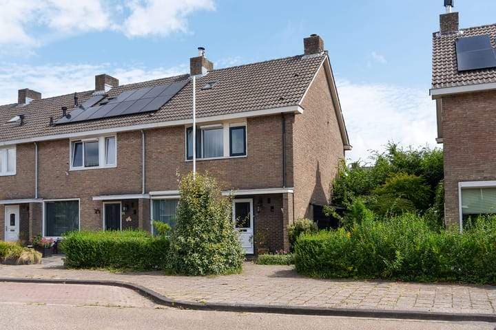Four-bedroom corner house at P.F. von Sieboldlaan, Aalsmeer - For Rent