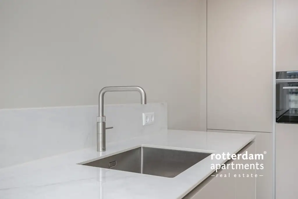 Apartamento de 2 habitaciones en Kruiskade, Centro de Rotterdam - En alquiler