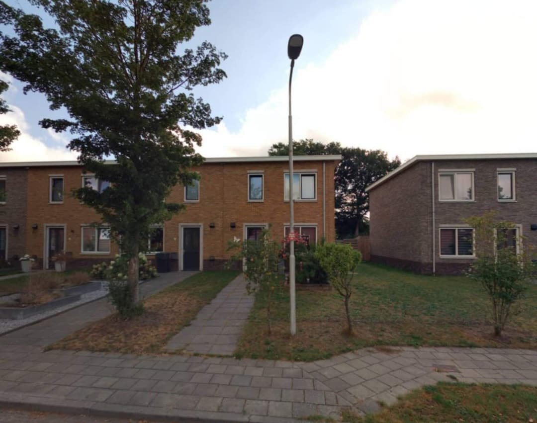 Hoekwoning aan Burgemeester Steenhuisenlaan, Burgum - Te Huur