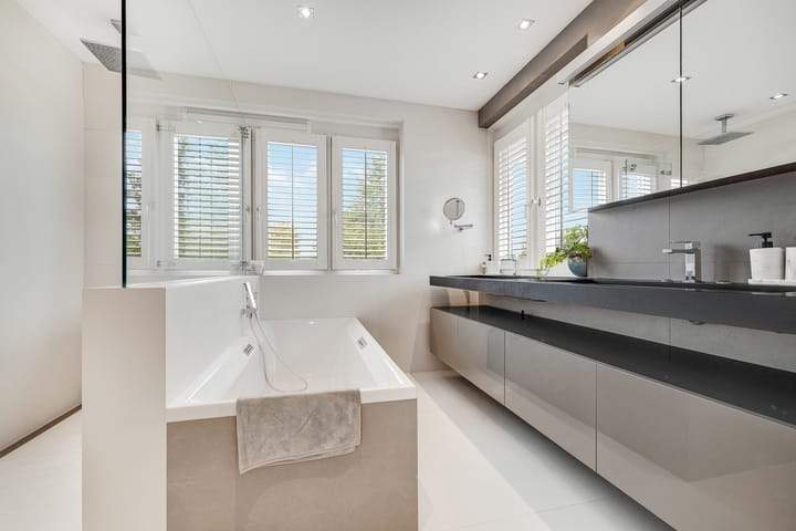 Luxury Five-Room House at B. Vethstraat, Bergschenhoek - For Rent