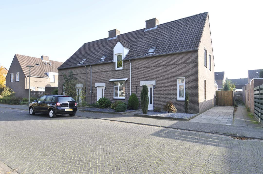 Hoekwoning aan Helmesplein, Roggel - Te Huur