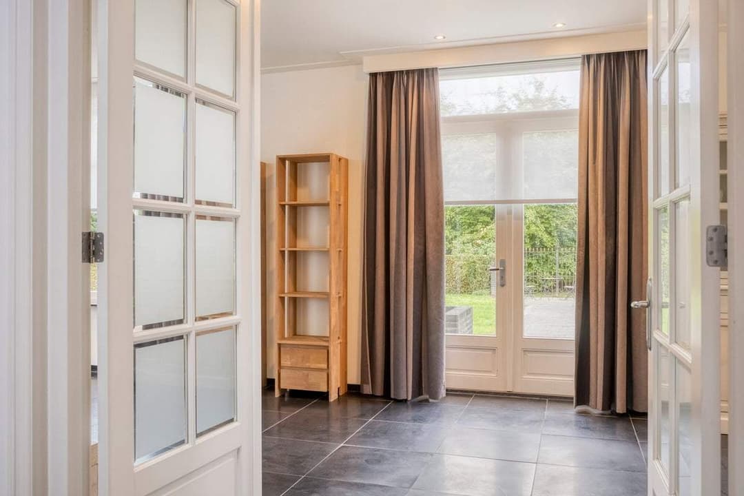 Vrijstaande villa aan de Van Heemstraweg, Ewijk - Te huur